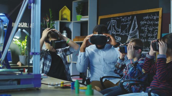 老师带学生使用VR设备
