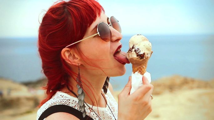 红发美女吃冰淇淋