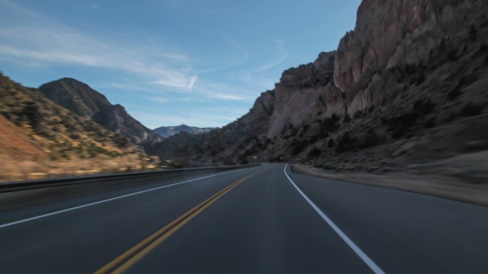 驾驶车辆行驶在道路上