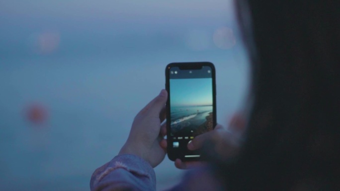 海边夜晚女孩手机拍照美景带音效