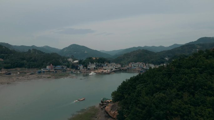 福建霞浦海边小渔村渔船回港
