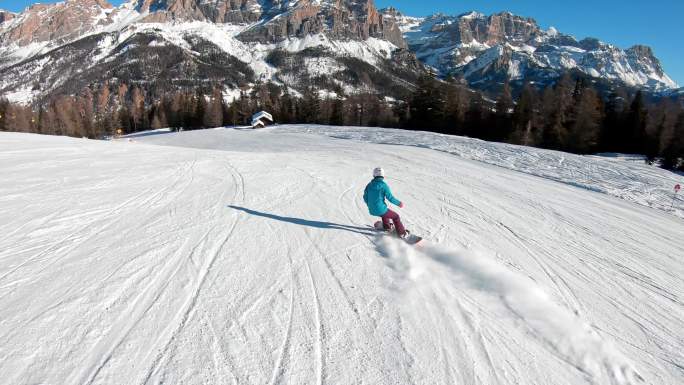 女滑雪运动员滑下雪坡