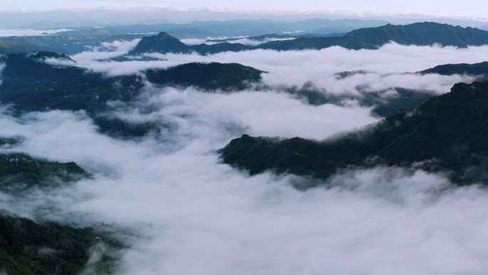 无人机视角下的高山云雾5