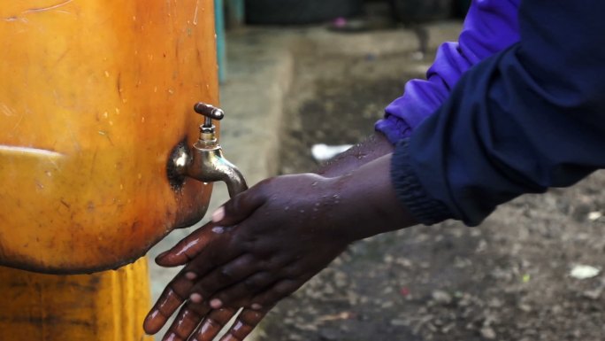 在非洲洗手的人