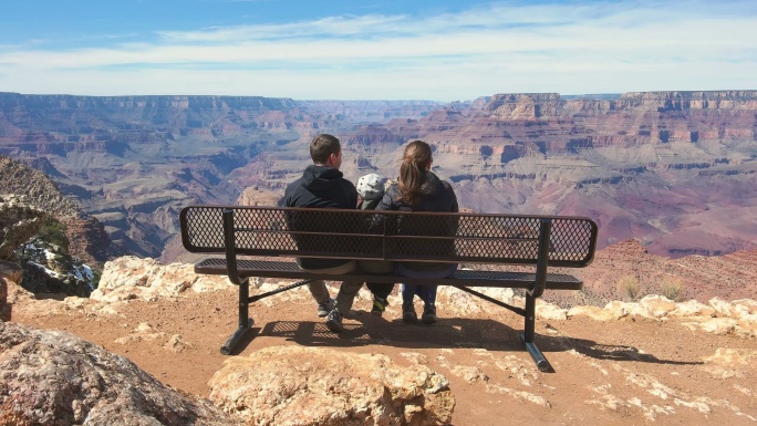 一家人在美国大峡谷国家公园看风景