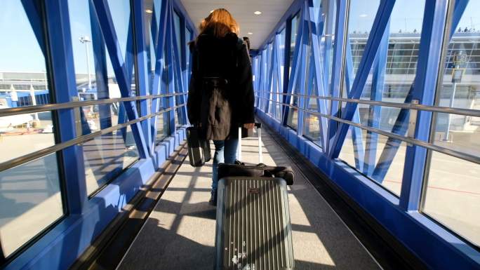女子拖着行李在国际机场
