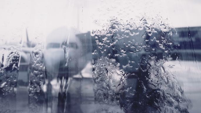 因下雨天气不好机场延误