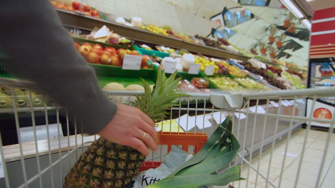 在超市购物的人商场商业品牌导购超市人流量