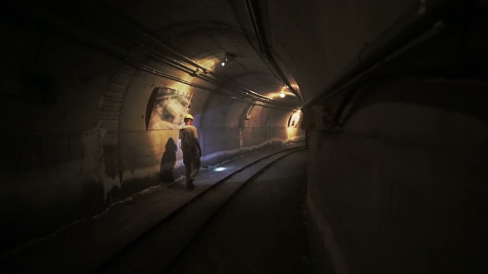 矿井地下隧道里的人