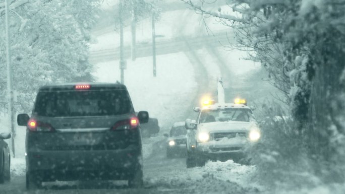 暴风雪中的拖车