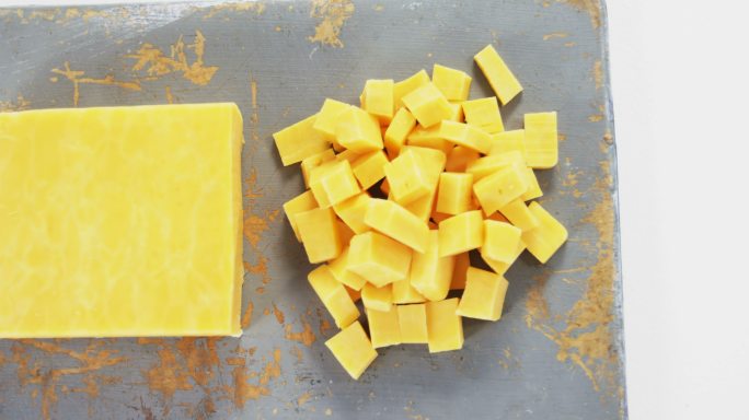 托盘上的黄色奶酪块