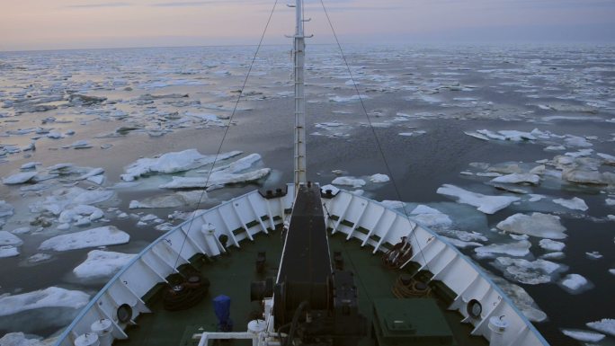 阳光明媚的科考船破冰船考察队科学考察