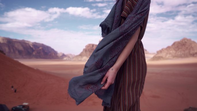 走在沙漠里的女人