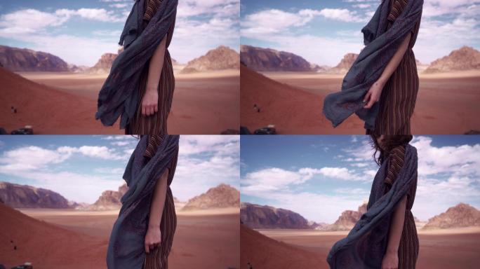 走在沙漠里的女人