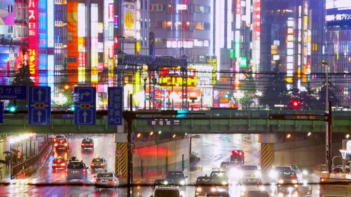 日本东京下雨时城市道路的夜间交通