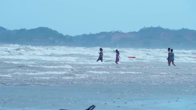 海边冲浪玩水的小孩