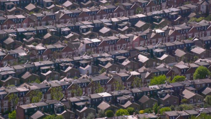 一排排维多利亚式郊区住宅鸟瞰图