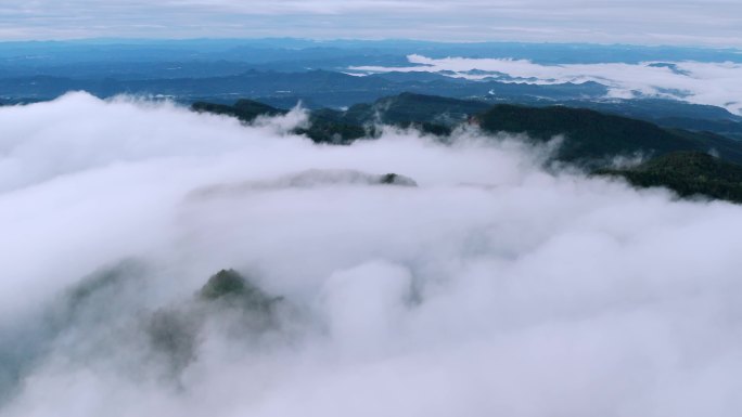 无人机视角下的高山云雾4