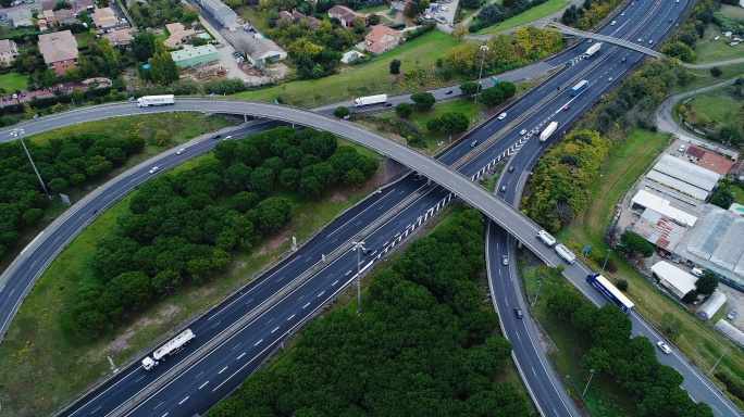 公路立交桥鸟瞰图