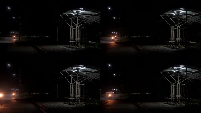 晚上的公共汽车站。