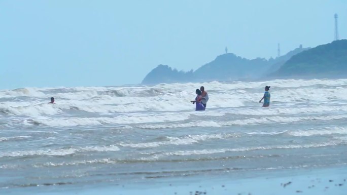 海边大风大浪冲浪人群