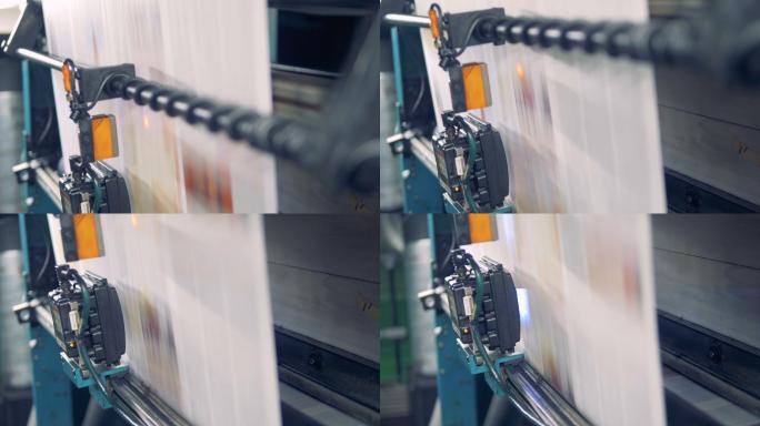 整张印刷好的纸正在工业机器上向下移动