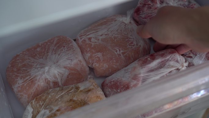 冰箱。储存和冷冻肉类