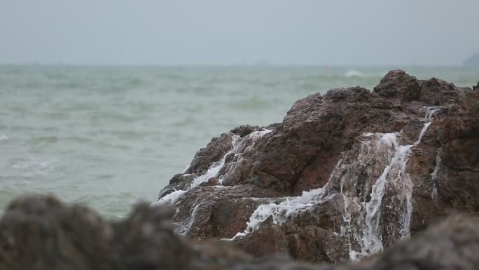 海浪击打礁石浪花四溅