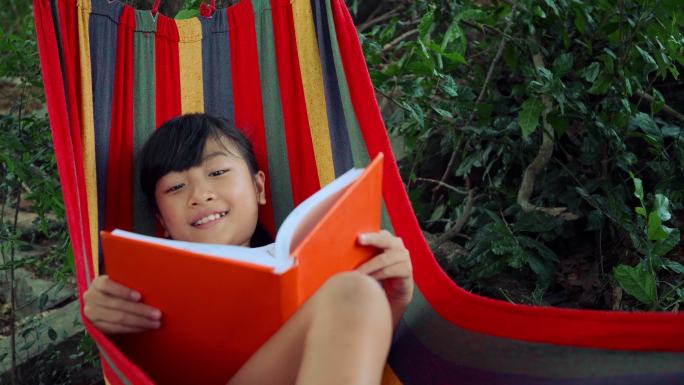 小女孩读故事书孩子笑脸和谐社会开心高兴