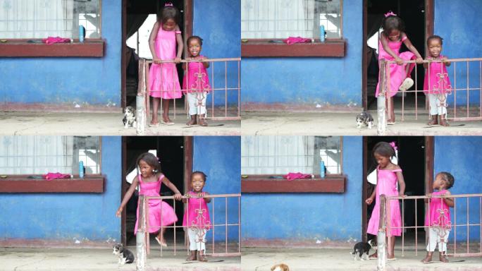 两个非洲孩子站在家门口。