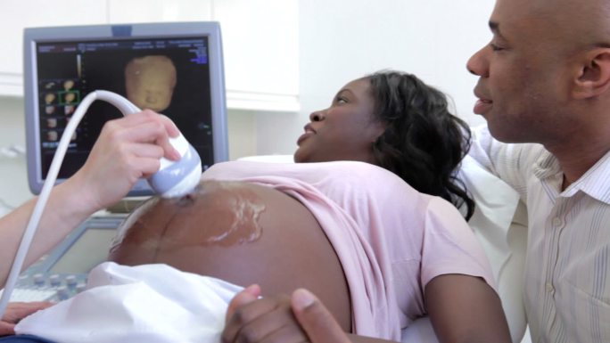 孕妇与伴侣进行4D超声扫描