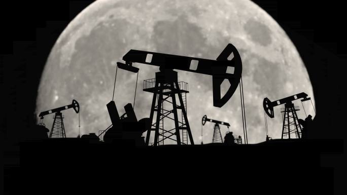 石油产业在夜间月亮背景下打井