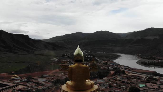 航拍青海果洛藏传佛教拉加寺黄河