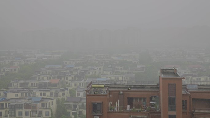 小区雨天空景4K