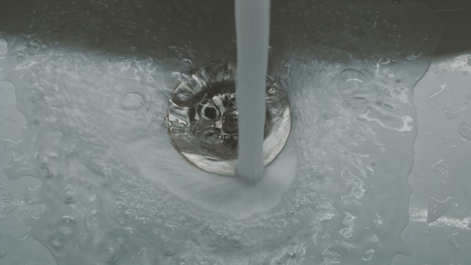 厨房水槽排水管特写