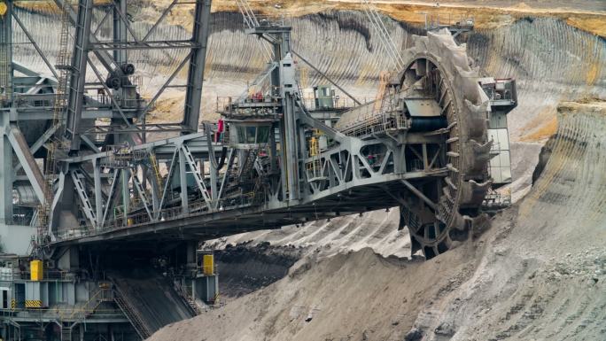 大型斗轮挖掘机在褐煤露天矿工作