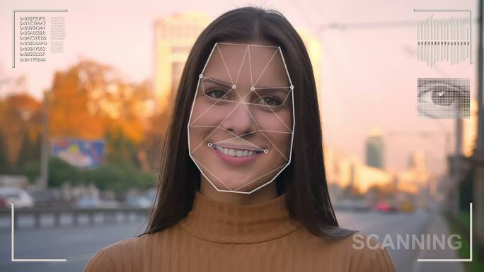 技术扫描女人的脸进行面部识别