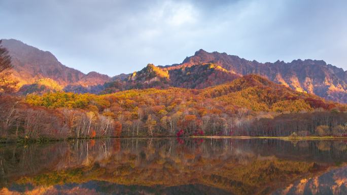 美丽的秋色秋季美景秋天金色山林枫叶