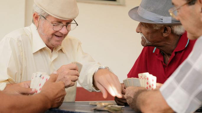 在玩纸牌的几个老年人