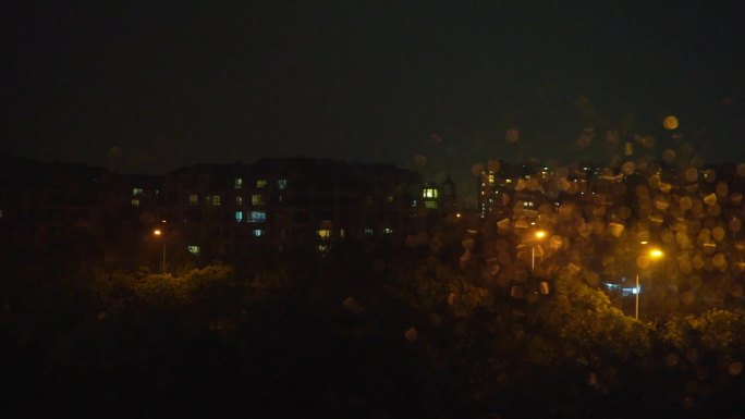 雨夜窗外