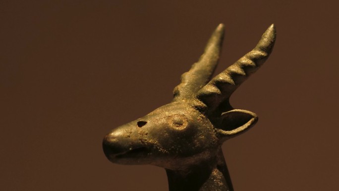 内蒙古博物院镇馆宝战国青铜羚羊鹿