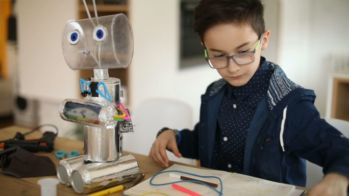 制造机器人的小男孩工程师