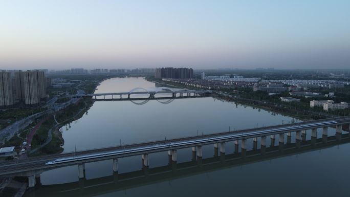 西安灞河高铁飞速驶过高空视角