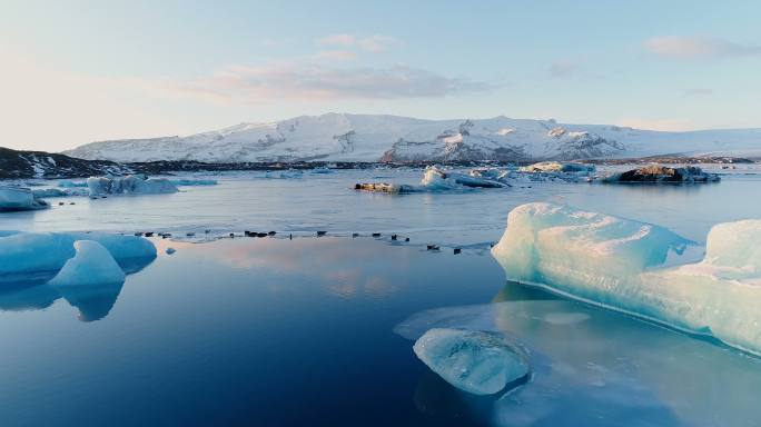 蓝海冰岛白色冰山。
