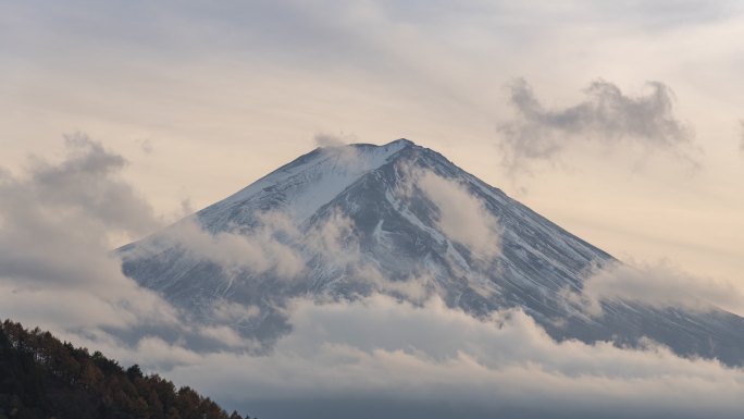 富士山随着云层时间流逝
