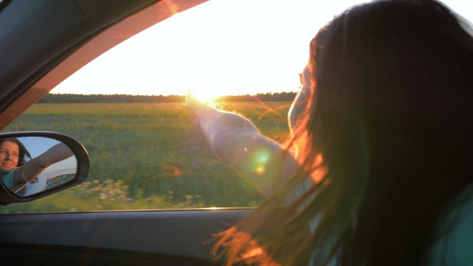 旅行车窗外夕阳逆光唯美自驾游田园驾车户外