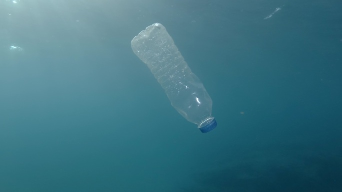 废弃的塑料瓶漂浮在海底