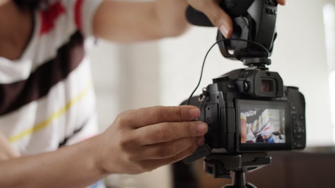 数码单反相机为女性录制视频录像
