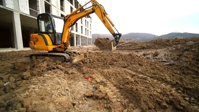 挖掘机挖坑扔土的慢动作