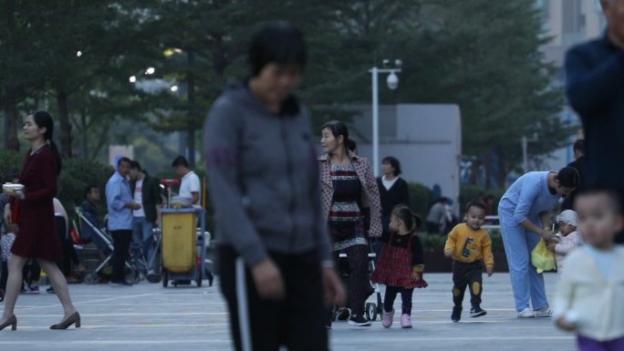 社区老人妇女孩子天伦之乐